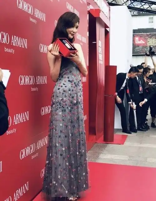 照片中林志玲穿成了一条长裙之后确确实实会感觉身材好,但是这一条