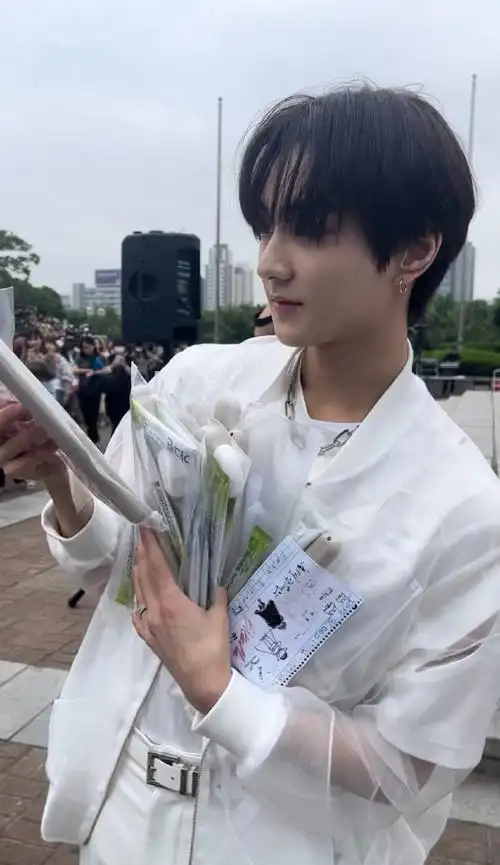 眼睛像黑珍珠一样又黑又亮 睫毛像小蒲扇  我们小豆子0499