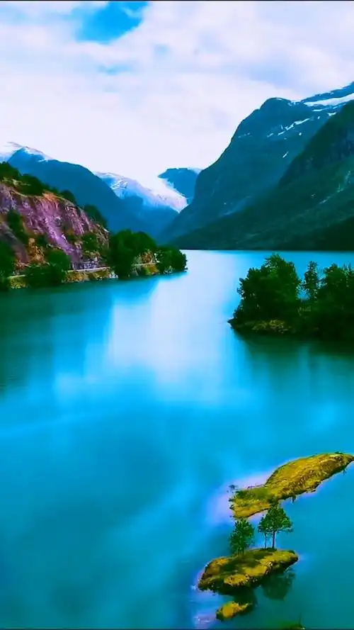 西域雪山下的湖泊,山清水秀,碧水蓝天,大自然的风景美不胜收