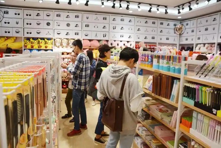 首先,从市场需求来说,学生对十元精品店的需求还是很旺盛的.