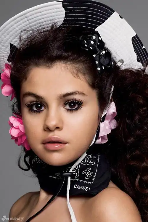 组图赛琳娜半裸拍写真双臂遮胸难掩肉感身材