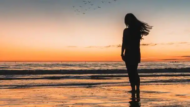 夕阳下孤独背影意境写真