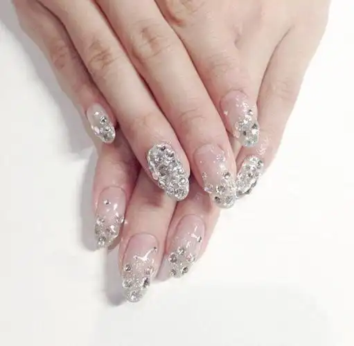 闪亮迷人的钻石渐变美甲让你的指尖仿若星光坠落般璀璨