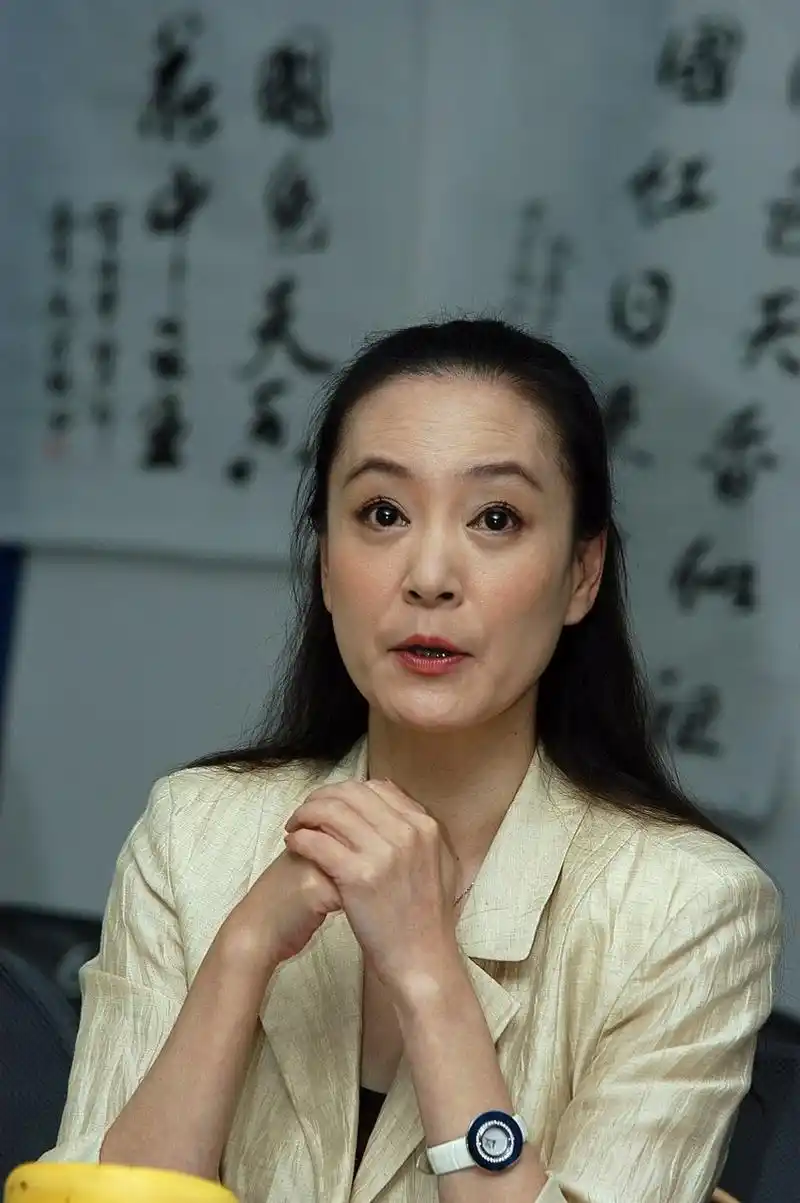 64岁的刘雪华,满头白发,满脸皱纹,她的容颜展示出岁月的无情.