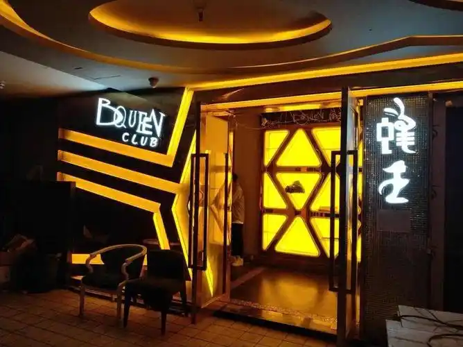 在蜂王酒吧门口,我注意到两男一女在聊天,女孩短发,穿一件背心,露出