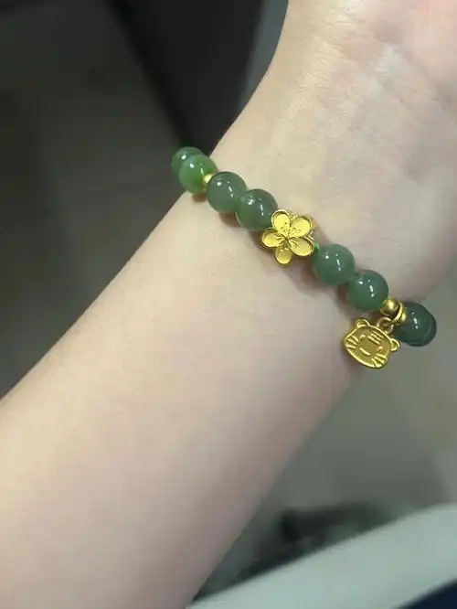 入黄金坑跟玉坑有点时间啦,看到好看的玉珠子就琢磨把他编成手串图一