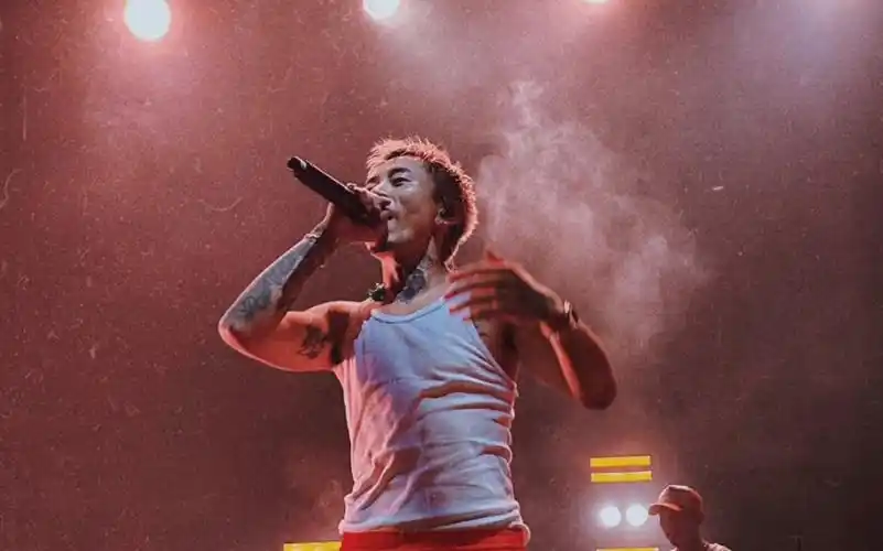 马思唯《明天》新加坡巡演首唱"这惨痛的教训 就当给爱情交过了学费"