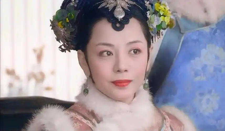 敬妃的存在,没有甄嬛主角般的光环,没有端妃上帝般的视角,她姿色一般