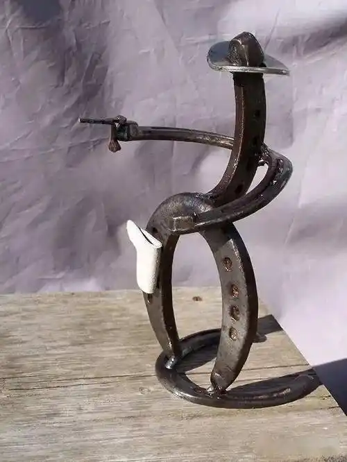 上面这些脑洞大开,各种将马蹄铁巧妙利用的创意是否让你产生了一丝丝