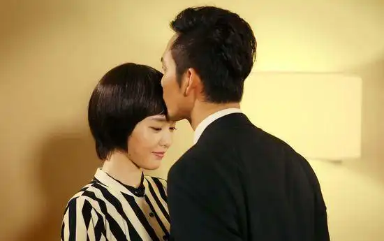 钟汉良(右)温柔亲吻唐嫣,让粉丝们好生羡慕.(图/中天提供,2015.10.