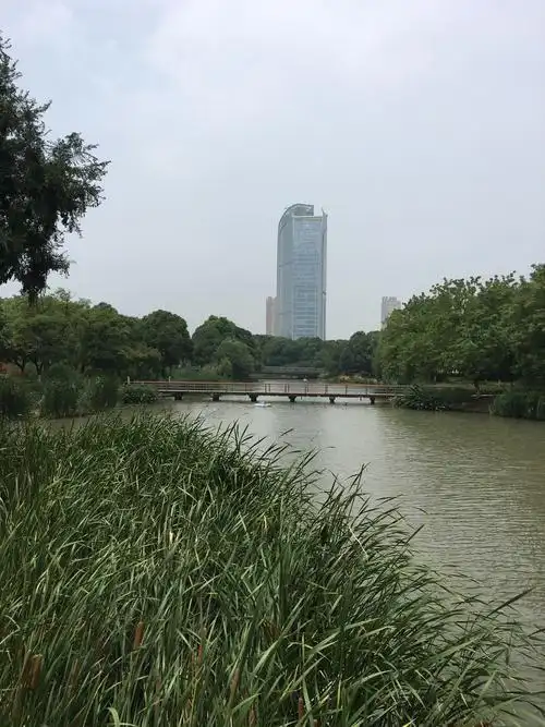 中央公园地处昆山花桥国际商务中心毗邻上海11号线光明路地铁站湖面