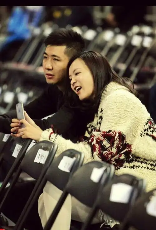 李艾甜蜜依偎张徐宁