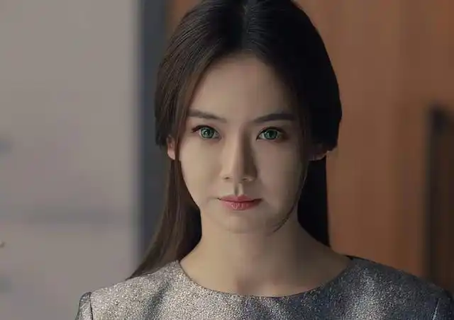 这部剧是《你好安怡》,她在剧中饰演的是一位机器人,叫安怡,是被一名