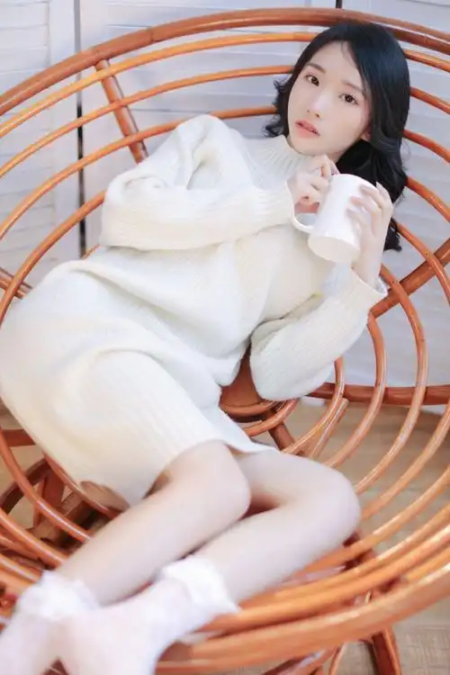 瓜子脸美女白皙大长腿慵懒随性室内写真