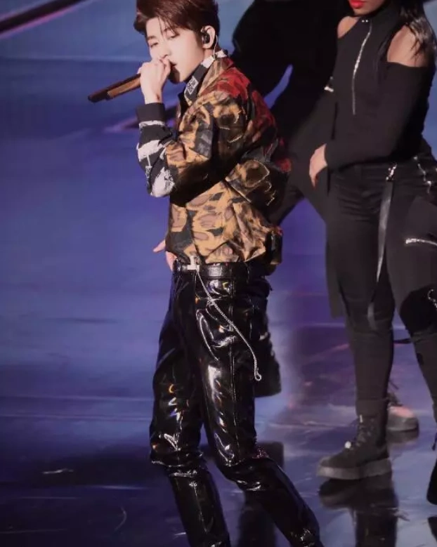 有一种"皮裤"叫蔡徐坤,专穿小两码?看到照片后网友:心动不止