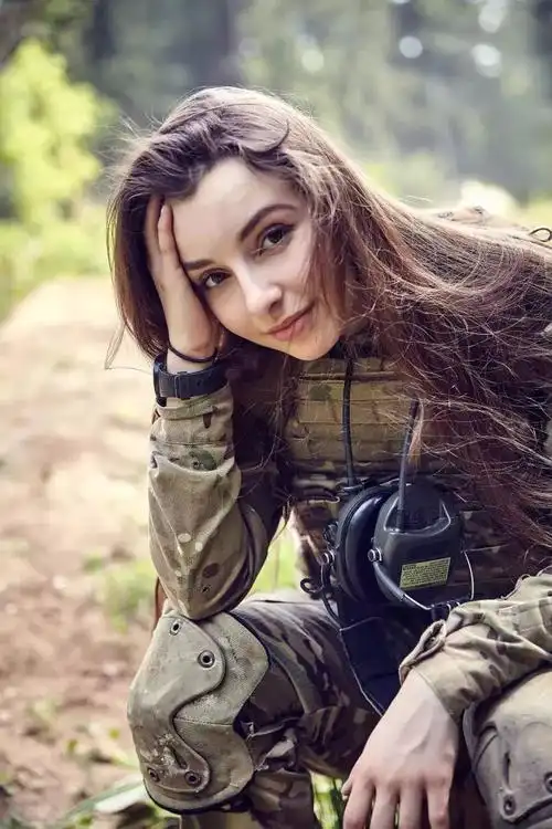 最美女军迷正式进军中国这个俄罗斯军二代为何火遍全球