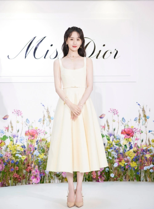 袁冰妍的白瓷肌真占优势穿奶白色吊带裙清新灵动好似邻家女孩