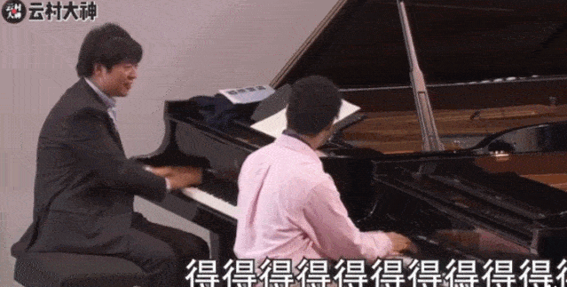 视频中的郎朗,正在教一名外籍学生弹钢琴,只见郎朗几乎化身表情包
