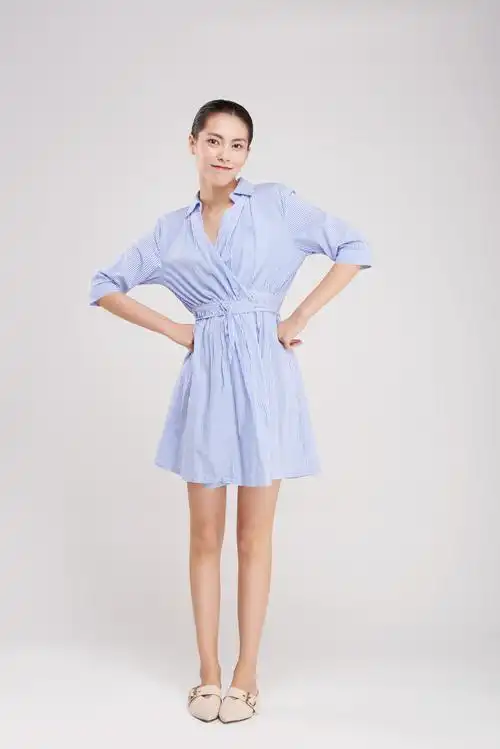 浅绿色服装模特全身像背景图片模特穿着蓝色连衣裙背景图片女性穿着