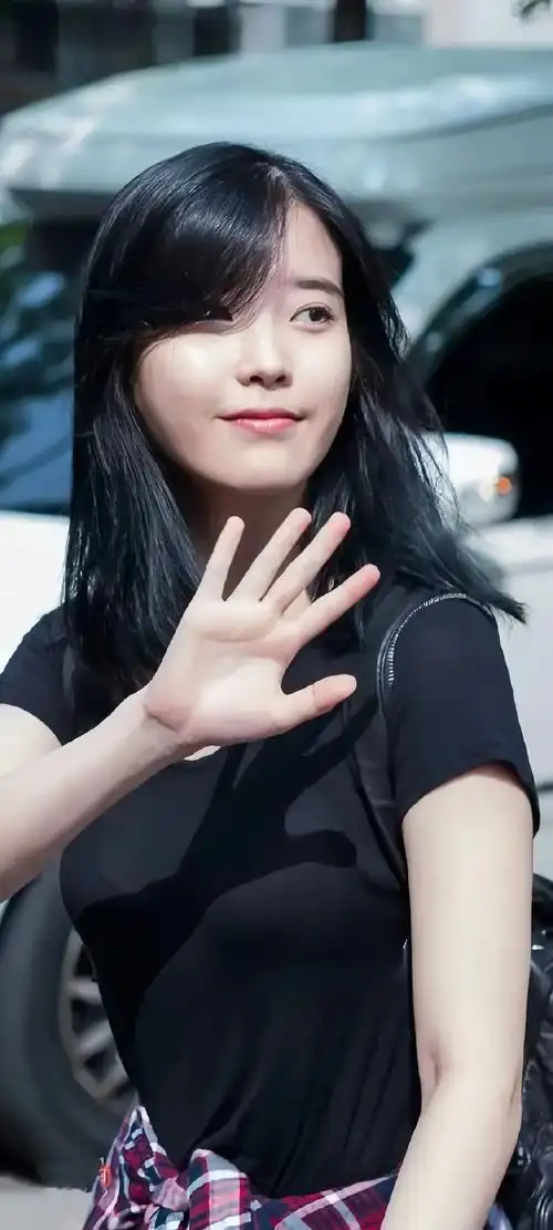 李知恩(iu),1993年5月16日出生于韩国首尔特别市,韩 - 抖音