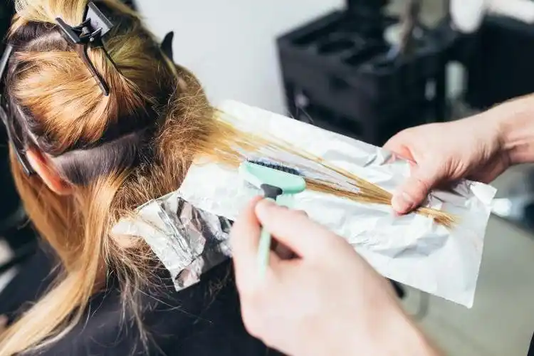 美发师正在为顾客做头发