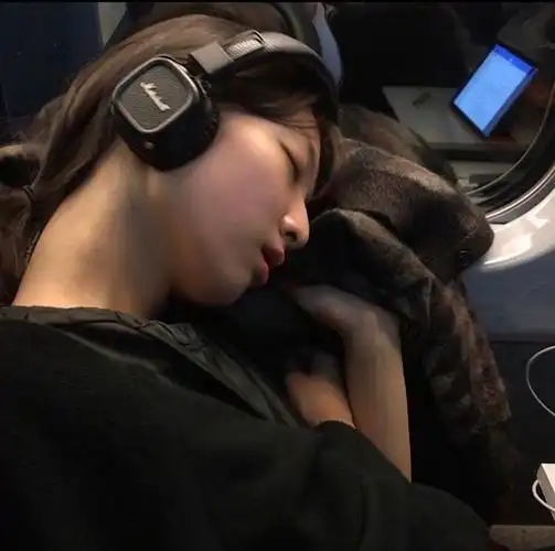 美女酱戴耳机听歌的头像