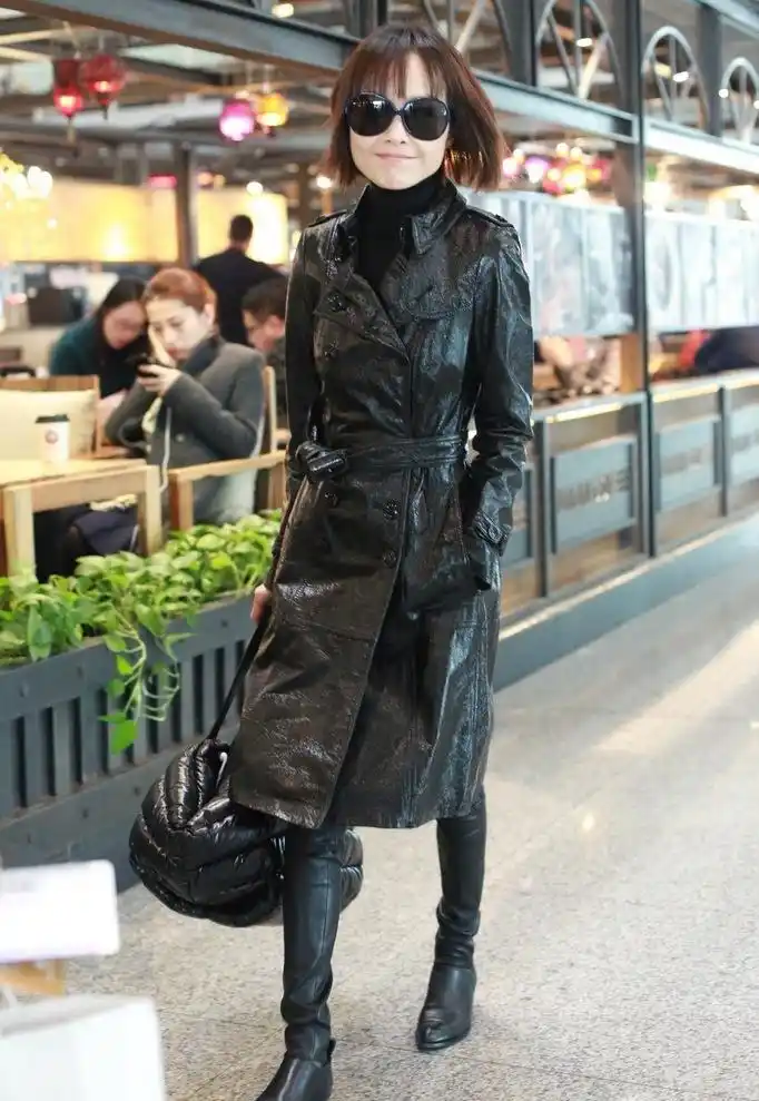 陈鲁豫最新机场造型帅炸了,皮衣搭配过膝长靴,气场不输范冰冰!