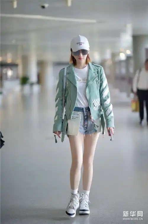 景甜浅色look现身机场 与粉丝暖心互动