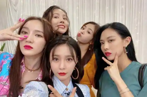 原创沈梦辰重回浪姐晒合影踏门把手踩马桶显豪迈万茜还吊着绷带