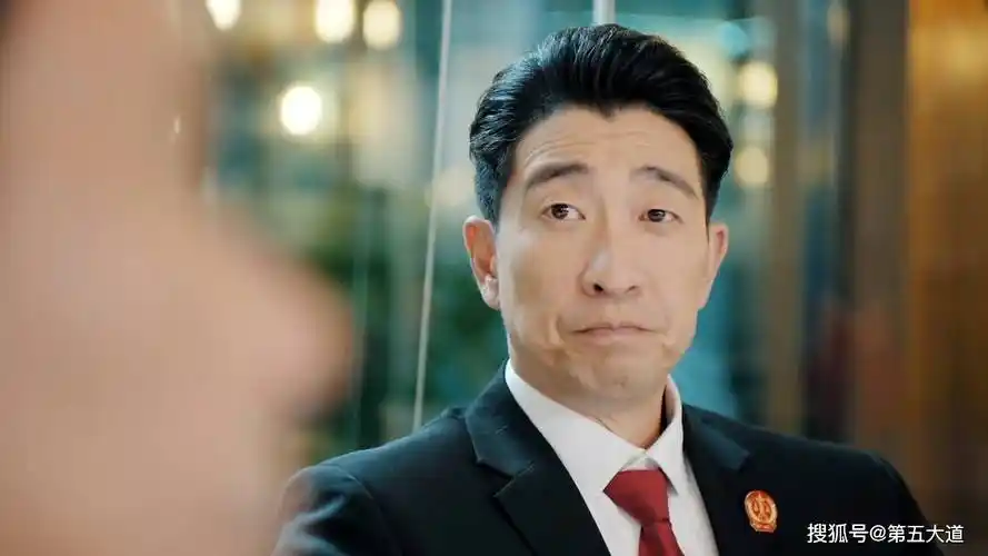 只是给观众的错觉是,王千源一直在端着演,刻意的表达出一位法官该有的