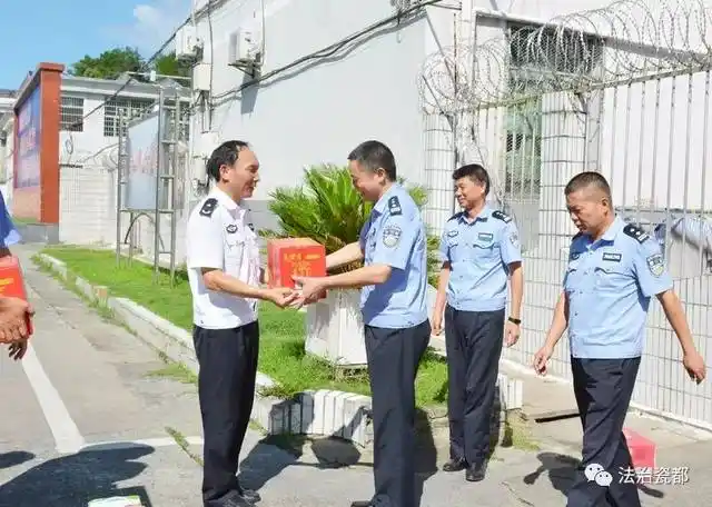 景德镇监狱开展"给基层民警职工送清凉"活动