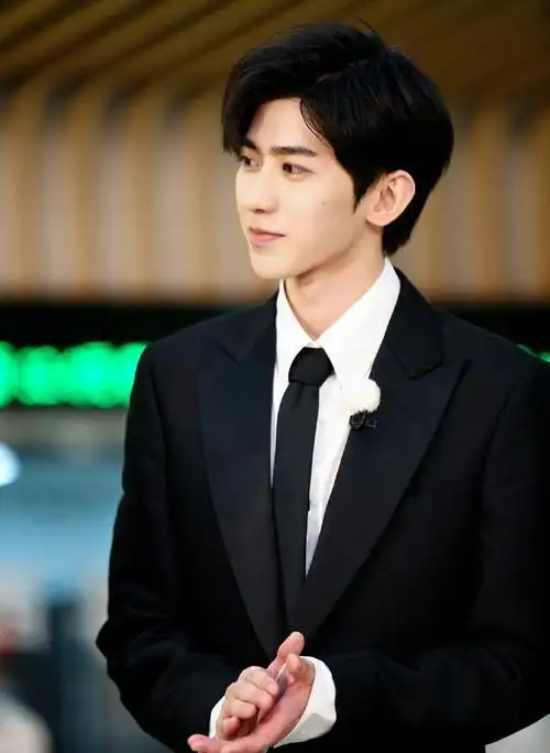 跑男中的蔡徐坤西装革履,又解锁了坤坤的新帅点