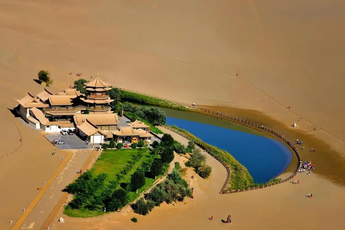 鸣沙山月牙泉景区介绍 景点介绍 鸣沙山月牙泉位于敦煌市区以南,这里