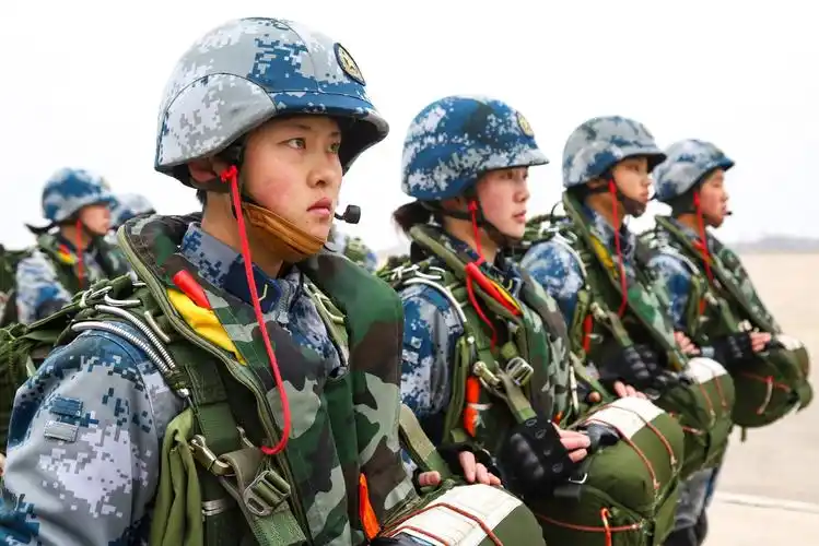空降兵某旅开训面向实战——  "00"新训女兵新年首跳大飞机圆满成功