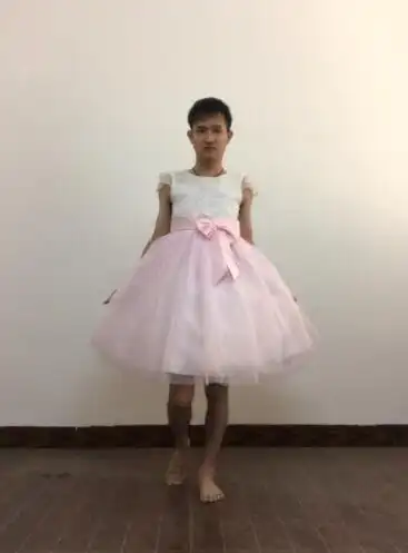 子的男孩,自从小时候有一次偶然和穿裙子的女孩子玩看见她的裙子很