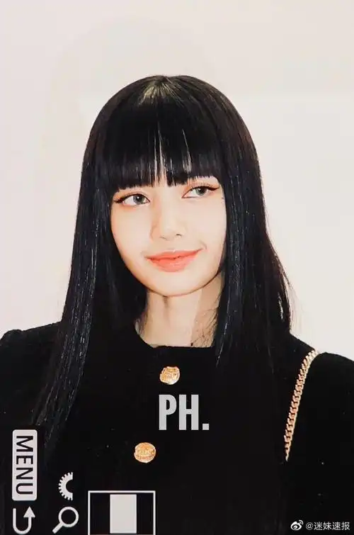 黑头发好有气质啊,果然lisa还是最适合这样的发型