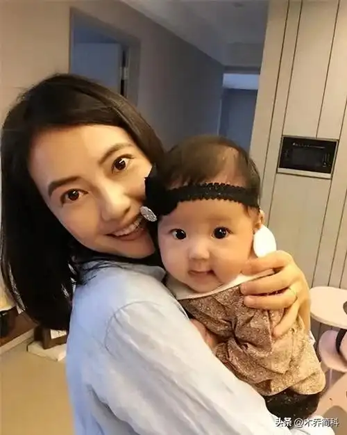 高圆圆骑1万2进口单车接娃放学低调环保被赞温馨女儿正脸曝光