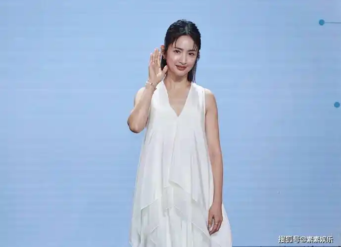 林依晨现身回应"成都人"风波,被台媒团团围住讨要说法