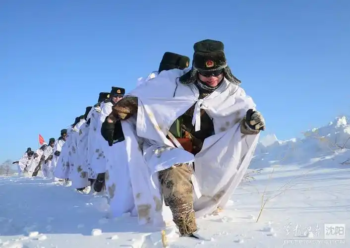 连日来,沈阳军区某边防团将官兵拉到林海雪原深处,在零下40摄氏度的