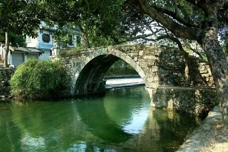 在桂林市东北部的兴安县,千年灵渠静静流淌.