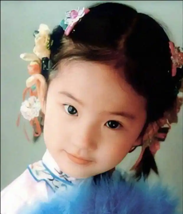 原创从小美到大刘亦菲童年高清照曝光扎一头小花辫软萌又可爱