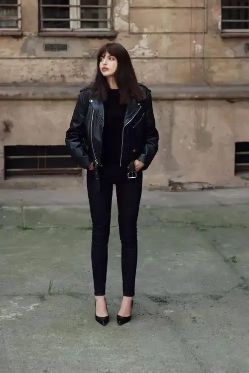 直筒的工装裤更日常,搭配运动鞋,高跟鞋会把这一套的硬朗感减弱,变得