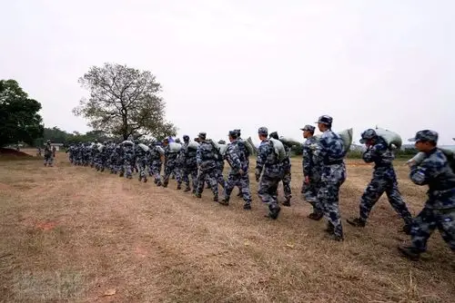 南部战区空军某新训旅组织新兵实弹投掷