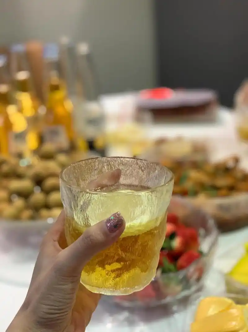 姐妹合照【喝酒】有些心情真的只能用酒杯去碰 今天的 治愈片刻 这杯