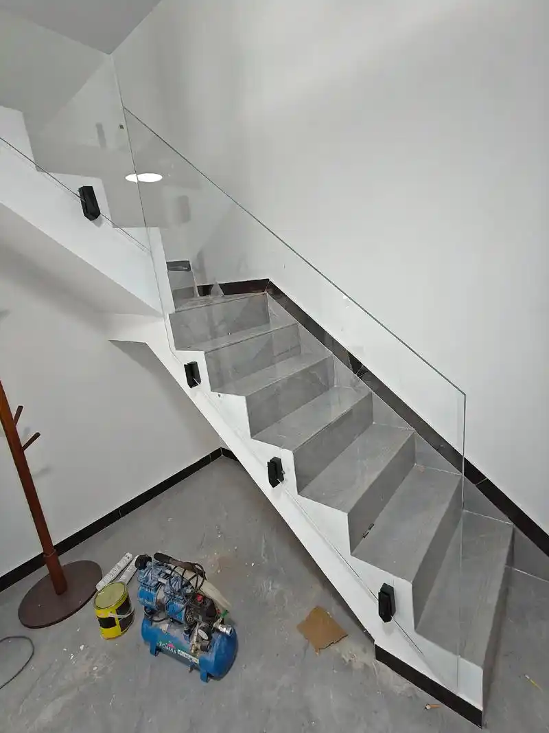 这个楼梯设计简约时尚,玻璃扶手提升了整