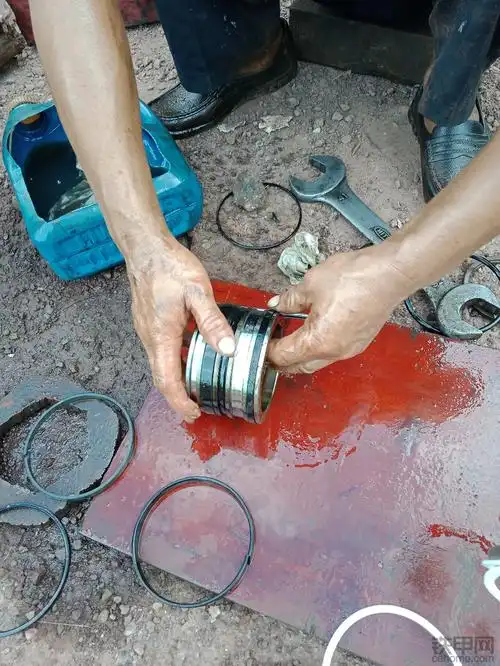 卡特312d更换大臂油封记