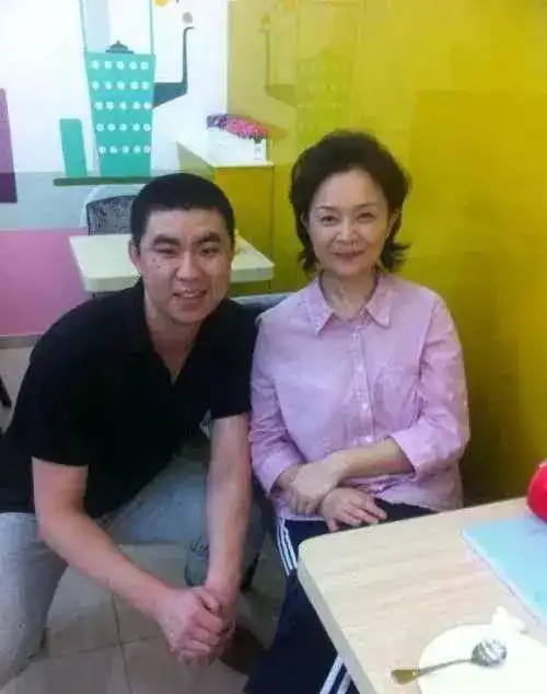 刘莉莉近照,62岁的她很慈祥,与老公是姐弟恋,女儿聪明漂亮