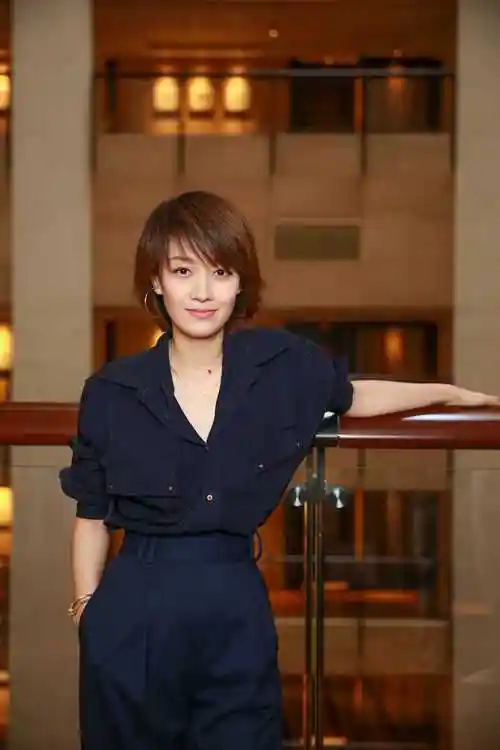 原创马伊琍高级气场太强穿衬衫配阔腿裤就这么有大牌感美出国际范