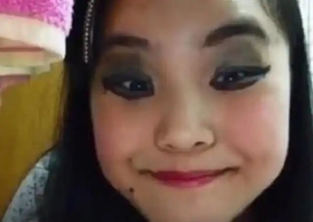 10岁小女孩痴迷化妆,校门口买几块钱化妆品,妆后令人怛然失色