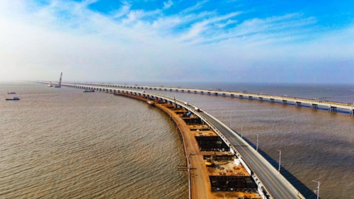 架起能源金桥 如果说,支撑"产业港"发展是黄海大桥被赋予的新时代任务